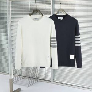 [국내배송]톰브라운 2025 보트로고 4Bar 포인트 울라운드 니트