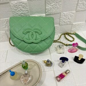 [국내배송]샤넬 캐비어 반달 플랩백