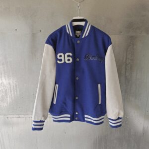 [국내배송]버버리 엠보로고 바시티 자켓