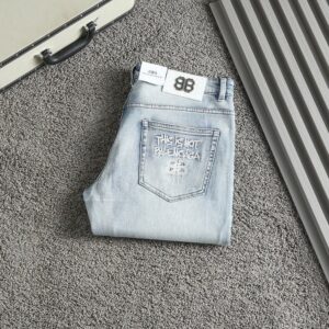 [국내배송]발렌시아가 2025FW 백포켓 레터링로고 스판데님진