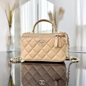 [국내배송]샤넬 탑핸들 베니티백 램스킨 베이지 금장 AP2199